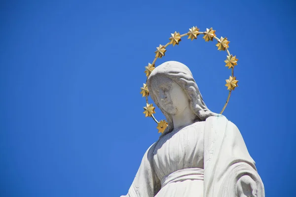 Virgin Mary Queen Heaven Antique Statue Blue Sky Background — Stock Photo, Image