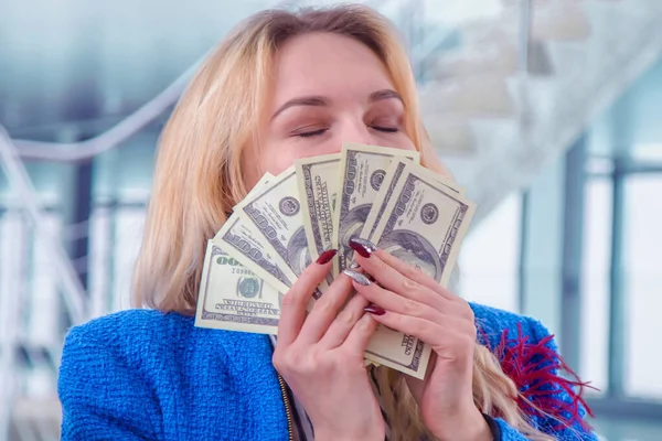 Επιχειρηματίας Μυρίζει Ηπα Δολάριο Bancnotes Και Απολαμβάνει Χρήματα Έννοια Κερδών — Φωτογραφία Αρχείου