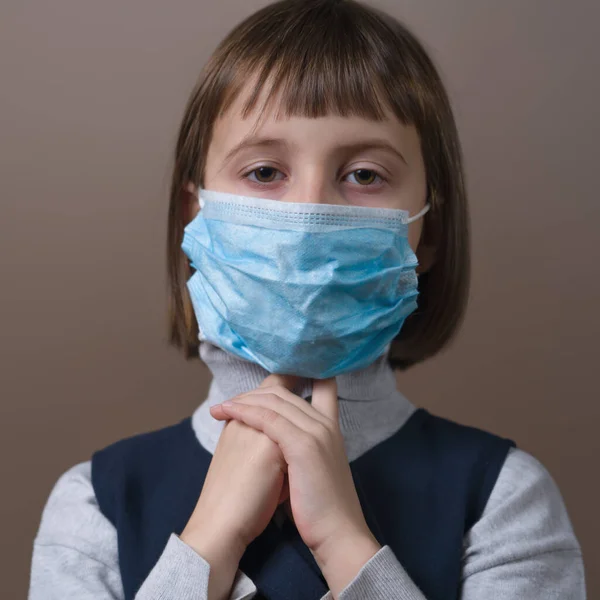 コロナウイルスCovid インフルエンザや感染症の発生中の予防 若いです美しいですが疲れ少女身に着けています保護顔マスク — ストック写真