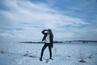 Kırık araba ve kadın kışın vahşi doğada kayboldular. Yatay resim.