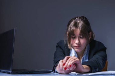 İnsan çalışmalarının değer kaybı, umutsuzluk, düşük ücretler, kariyer beklentisi eksikliği konsepti. Yorgun ve bunalımda olan iş kadını ofis işinden yoruldu.. 