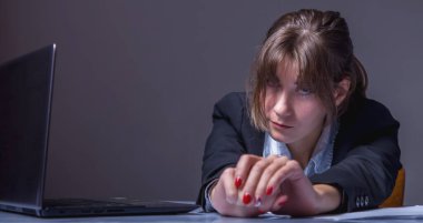 Uyumak istiyorum. Yorgun bir iş kadını ofis işinden yoruldu. Düşük ücretler, fazla mesai, kariyer beklentisi eksikliği. Yatay resim.