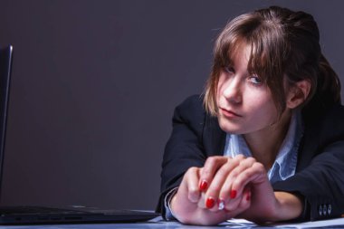 İnsan çalışmalarının değer kaybı, umutsuzluk, düşük ücret, fazla mesai, kariyer beklentisi eksikliği konsepti. Ofiste çalışmaktan yorgun düşmüş genç bir iş kadınının portresi.. 