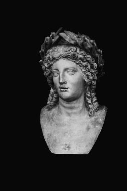 Eski bir heykel parçası. Apollo okçuluk, müzik ve dans, doğruluk ve kehanet, şifa ve hastalıklar, ışık ve şiir tanrısı