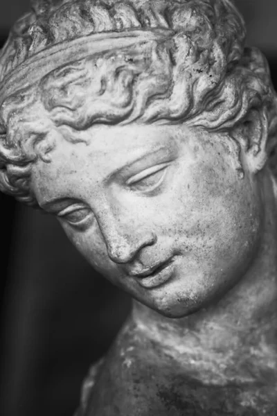 愛と美しさのオリンピック女神アフロディーテ ヴィーナス の顔を閉じます 古代の像の断片 垂直画像 — ストック写真