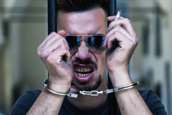 Расстроенный Человек Наручниках Сигаретой Заключенный Тюрьму Преступление Наказанный Серьезное Злодеяние — стоковое фото
