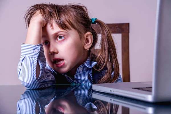 Desvantagens Aprendizagem Online Durante Pandemia Coronavírus Jovem Menina Exausta Aprendendo — Fotografia de Stock