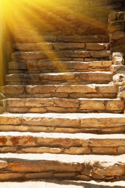 Soyut görüntü: umut merdivenleri. Eski taş merdivenlerin çok eski basamakları. Dikey resim. 