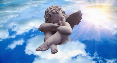 Gökyüzündeki bulutlarda bir melek uyuyor. Antik bir heykelin parçası.. 