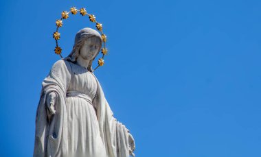 Cennetin Kraliçesi. Bakire Meryem. Antik heykel