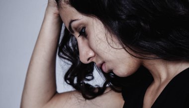 Hüsrana uğramış ve depresyonda olan kadını kapat. Yatay resim.