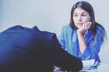 Kovulmak. Hüsrana uğramış ve depresyonda olan erkek ofis çalışanı işten çıkarılıyor..