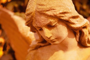 Güzel üzgün melek. Eski taş heykelin Retro stil görüntüsü 