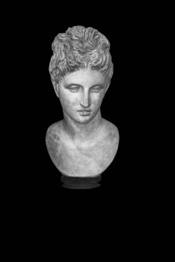 Apollo 'nun antik heykeli siyah arka planda izole edilmiş. Apollo müzik ve dans tanrısıdır, gerçek ve kehanet, şiir.