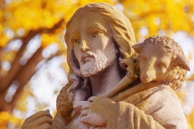 Omuzlarında kayıp koyunlarla İsa 'nın antik heykeli. Kapat..