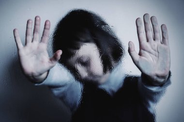 Çocukluk konseptini kaybettim. Genç kız, çocukların korku ve endişelerinin, psikolojik şiddetin ve acının sembolü olarak ağlıyor ve çığlık atıyor. Seçici odak.