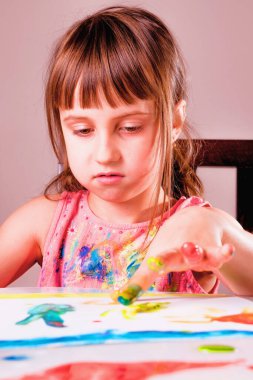 Resim, sanat, konsept çizmeyi öğrenme süreci. Şirin küçük kız resmi..