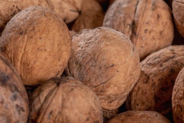 Kirli doğal ceviz arkaplan dokusunu kapat. Soyut ceviz yığını desenli arka plan. Kabuklu ceviz..