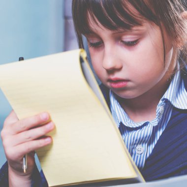 Ofiste belgelerle çalışan çok güzel bir iş kadınısın. Komik bir görüntü..