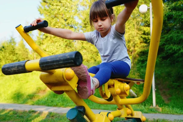 Retrato Niña Hermosa Dedica Los Deportes Patio Recreo Para Los — Foto de Stock