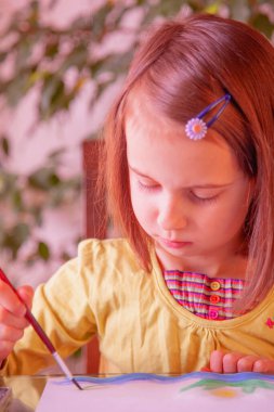 Genç bayan ressam ressamın portresini yakından çek. Yaratıcılık, eğitim, sanatta çocuk gelişimi, mutlu çocukluk, yetenek kavramı. 