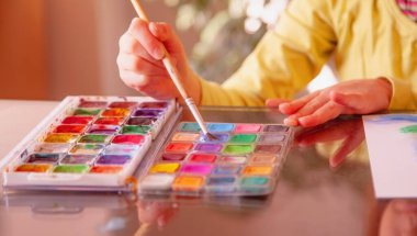 Boyama süreci. Genç bayan selamlama sanatçısının yakın portresi..