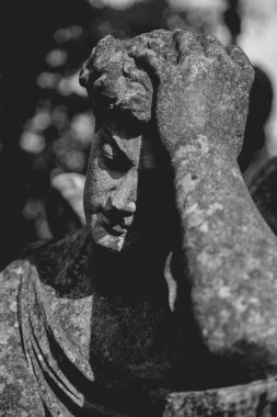 Antik bir heykelin parçası: acının, ölümün ve hayatın sonunun sembolü olan melek.. 