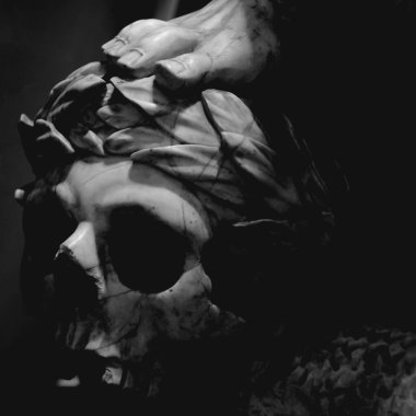 Böylece dünyanın ihtişamı geçer (Sic transit gloria mundi (Latince deyim). Defne çelengiyle kafatasına basmak hiçbir şeyin ölümsüz olmadığının bir metaforu..