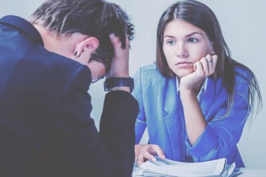 Çalışanlar ile mali raporlar konusunda anlaşmazlık yaşayan kızgın ve hoşnutsuz kadın yöneticinin portresi