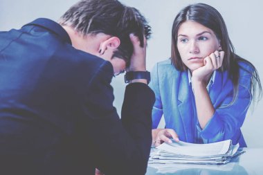 Sinirli ve hoşnutsuz kadın yönetici çalışanıyla mali raporlar konusunda anlaşmazlık yaşıyor.
