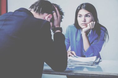 Memnuniyetsiz kadın yönetici çalışanıyla mali raporlar konusunda anlaşmazlık yaşıyor. Yatay resim.
