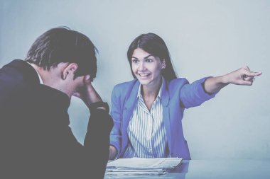 Kızgın kadın İK temsilcisinin portresi kapıyı gösteriyor, erkek iş adayından gitmesini istiyor, jest işareti yapıyor. İşten çıkarma, kötü röportaj, işverenler konsepti. 