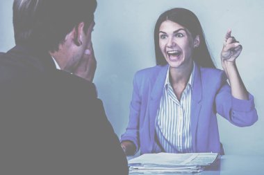 Kızgın kadın İK temsilcisi kapıyı gösteriyor, erkek iş adayından gitmesini istiyor, jest işareti yapıyor. İşten çıkarma, kötü bir röportaj, kızgın işverenler. Yatay resim.