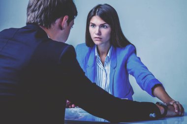 Kadın patron ve kızgın erkek çalışanlar arasındaki anlaşmazlık. Başarı, iyi iş ve iş için bir engel olarak çatışma ve çatışma.