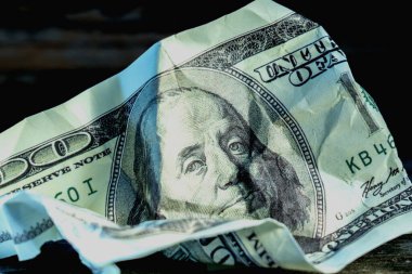 ABD Dllar tasarısı enflasyon, ekonomik kriz ve paranın devalüasyonunun simgesi olarak buruşmuştu. Kapat..