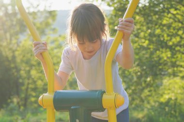 Güzel bir kız çocuğu egzersiz yapıyor.. 