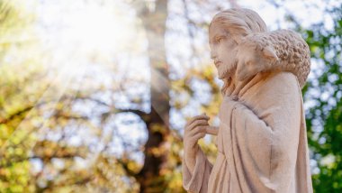 İsa Mesih 'in antika heykelinin profil resmi. Hristiyan geleneklerine göre, Tanrı için insani öneme sahip bir sembol..