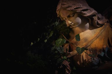 Güzel meleğin antik heykeli. Dramatik sıradışı sahne. Tasarım için boş kopya alanı.