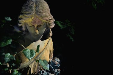 Üzgün bir meleğin klasik görüntüsü. Antik heykel. Tasarım için boş kopya alanı.