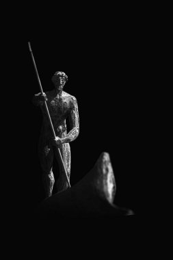Charon, ölü insanların ruhlarını Styx Nehri 'nden yeraltı dünyasına tekneyle taşıyor. Antik heykel. 