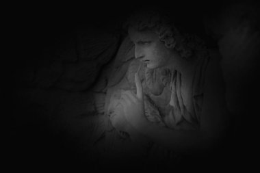 Ölüm meleği herkesi bekliyor. Acı, korku ve hayatın sonu. Antik taş heykel. 