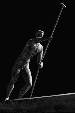 Charon, ölü insanların ruhlarını Styx Nehri 'nden yeraltı dünyasına tekneyle taşıyor. Antik heykel. Siyah ve beyaz resim.