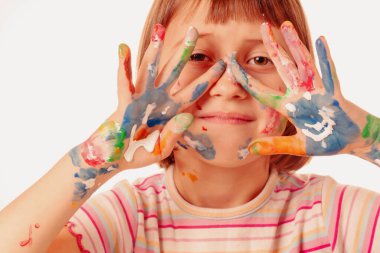 Renkli boyalı elleri olan güzel ve çekici bir kızın komik görüntüsü.. 