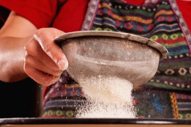 Dişi fırıncı hamuru pişirmek için hazırlar. Yatay resim.