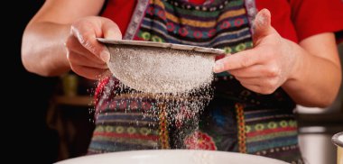 Ev yapımı yemek kavramı. Dişi fırıncı hamuru pişirmek için hazırlar. Seçici odaklanma. Yatay resim.