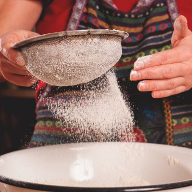 Ev yapımı yemek kavramı. Kadın fırıncının üst görüntüsü hamuru pişirmeye hazırlıyor.