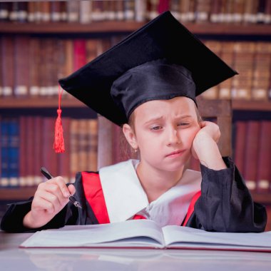 Yarının başarısı bugünün stratejisine bağlı. Mezuniyet şapkası takmış, kütüphane hazırlayan ve gelecek için eğitim planı yazan güzel liseli kızın komik görüntüsü..