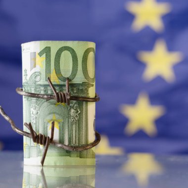 Ekonomik savaş, yaptırımlar ve ambargo ihlali sembolü olarak AB bayrağına sarılı Avrupa Birliği para birimini kapat.