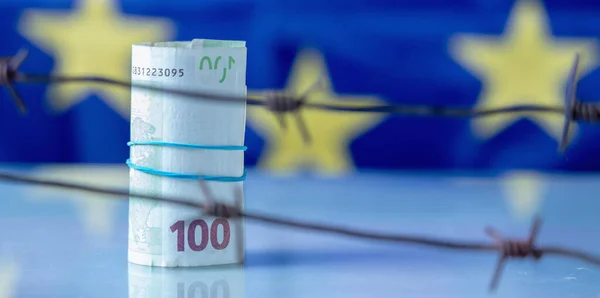 Zavřít Peníze Zabalené Ostnatého Drátu Proti Vlajce Evropské Unie Jako — Stock fotografie
