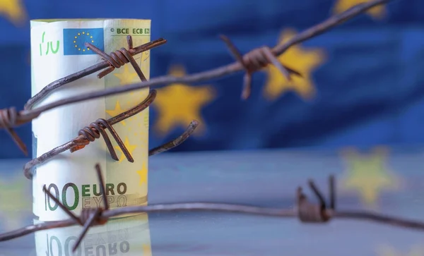 Zavřít Peníze Zabalené Ostnatého Drátu Proti Vlajce Evropské Unie Jako — Stock fotografie